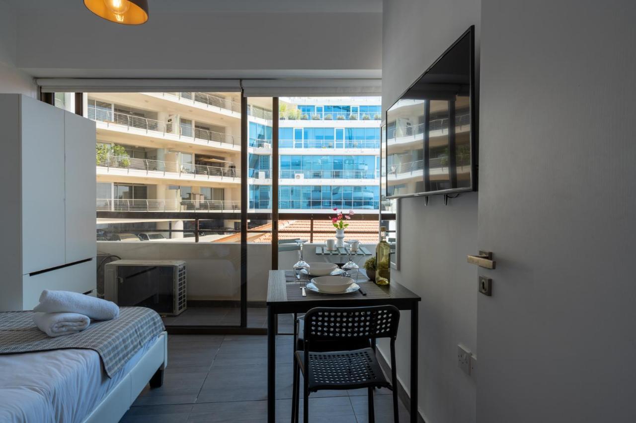 Burst Studio W/ Balcony In Larnaca Exterior photo